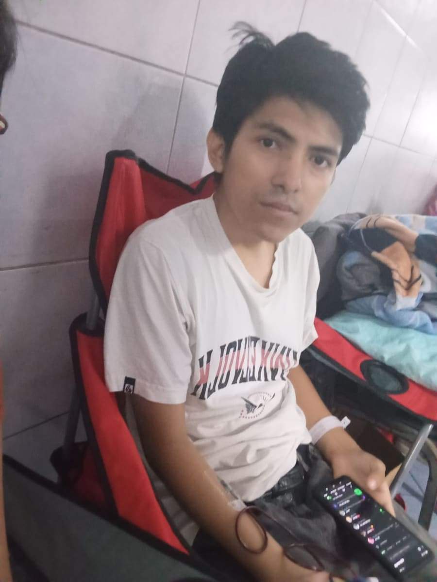 Joseph mirando a la cámara durante una transfusión de sangre