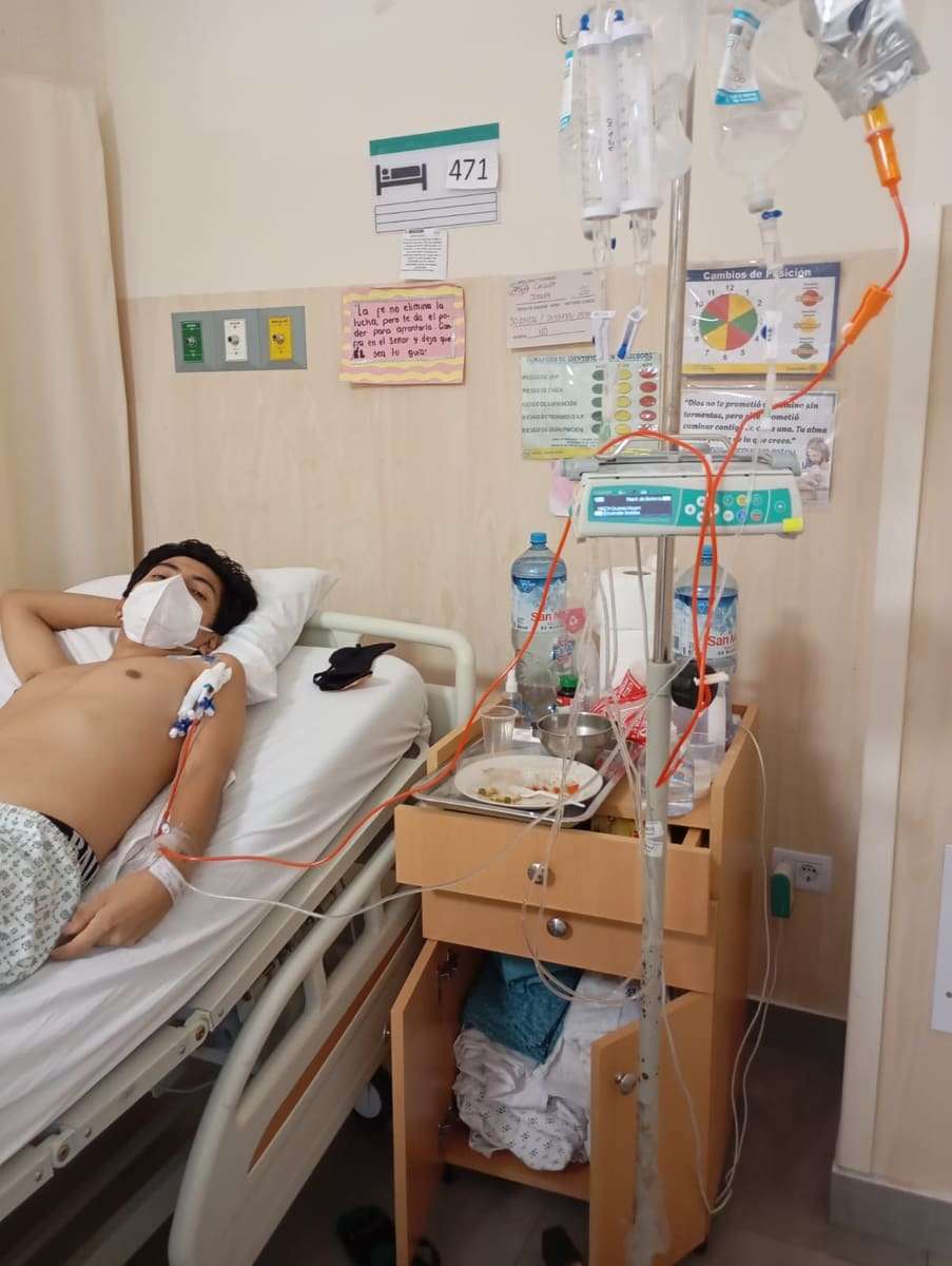 Joseph rapado recostado recibiendo tratamiento intravenoso en la habitación 471