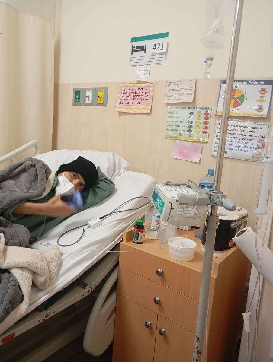 Joseph con gorro acostado bajo una manta en la habitación 471