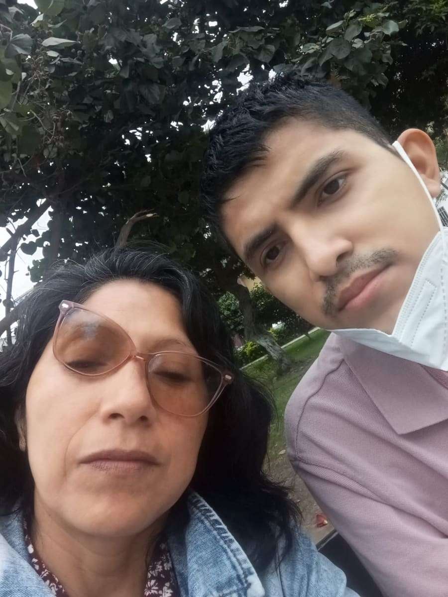 Joseph y su mamá en un parque, con la mascarilla bajada